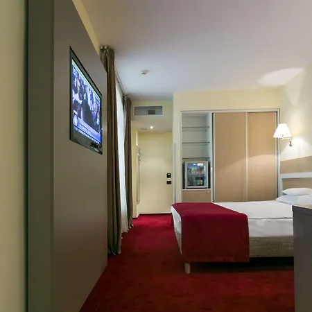 特里亚侬酒店 酒店