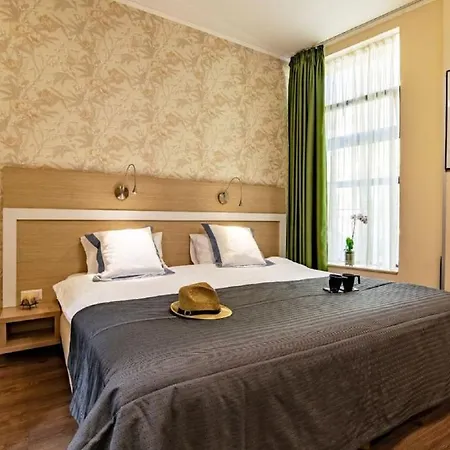 Trianon 3*