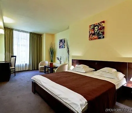 Trianon 3*