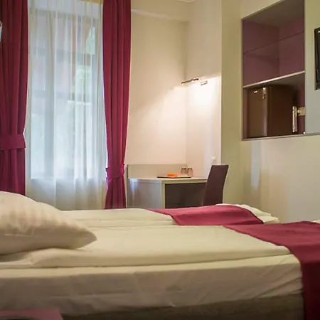 Trianon 3*